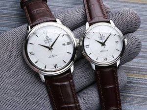白皮 . 金20. 钢带20. 欧米茄omega碟飞情侣系列de Ville 表壳:316L不锈钢 表带:316L不锈钢 玻璃:双卜蓝宝石玻璃 字面 珍珠贝壳