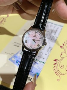 玫金 钻圈20 Omega欧米茄碟飞系列32Mm女士石英腕表！吸引了众多忠实支持者。此系列表款风格简约，外观雅致华美，彰显着引人瞩目的隽永美感低调朴实无华，却又