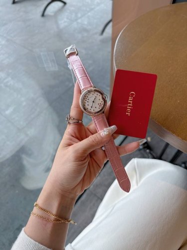 蓝气球特别款 Ballon Bleu De系列 专柜同步 璀璨表盘钻石粉色蓝宝石的色彩组合 点缀闪耀压纹 以精致柔美风格 别样演绎品牌经典设计 瑞士石英机芯 尺