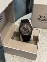 原厂壳，一表一码 天梭推出全新Prx黑武士 40Powermatic80锻造碳腕表表壳采用锻造碳制成， 尺寸：40Mm， 配备蓝宝石水晶镜面、 黑色涂层表冠和精