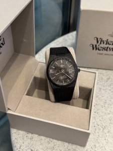 原厂壳，一表一码 天梭推出全新Prx黑武士 40Powermatic80锻造碳腕表表壳采用锻造碳制成， 尺寸：40Mm， 配备蓝宝石水晶镜面、 黑色涂层表冠和精