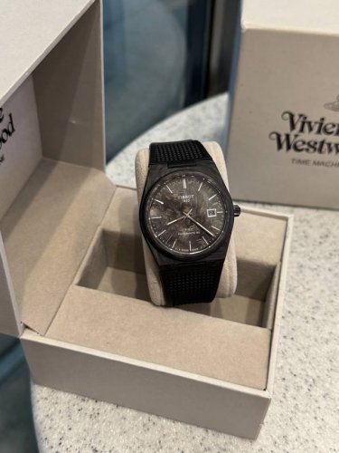 原厂壳，一表一码 天梭推出全新Prx黑武士 40Powermatic80锻造碳腕表表壳采用锻造碳制成， 尺寸：40Mm， 配备蓝宝石水晶镜面、 黑色涂层表冠和精