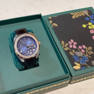 钢带 皮带 古驰gucci Dive系列经典款专柜同步上新彩色面非常时髦百搭的款式哦精钢材质表头很有分量男女均可佩戴直径：40Mm