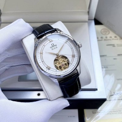 全新力作蝶飞典雅系列腕表。 只为传承经典，至臻品质42毫米瑞士天文台表。 这款表优雅纤薄的外表，搭配简约大方的设计，抓住每一个细节，完美诠释原装优雅商务的经典魅