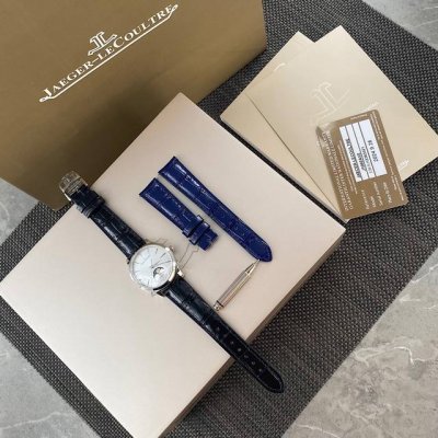 最新版本女款 ！女款积家月相大师系列，黑色送蓝色牛皮表。修正现市面任何版本的所有不足之处。机芯细节，升级专柜对版自动陀导向齿轮自司性能更加，同步专柜避震器，更加