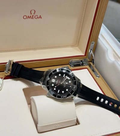 欧米茄黑色陶瓷表圈搭配波浪纹表盘，质感拉满。搭载8800至臻天文台机芯，精准抗磁，走时稳定。300米防水，游泳潜水都没问题。42Mm表径，大小刚刚好。