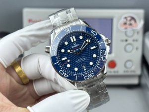 白 -金 Or-Factoy将开启复刻传奇的篇章。 这一前沿风尚的欧米茄海马300米系列腕表，采用进口316L精钢打造而成，表圈采用韩国高密度陶瓷，饰以白色珐琅