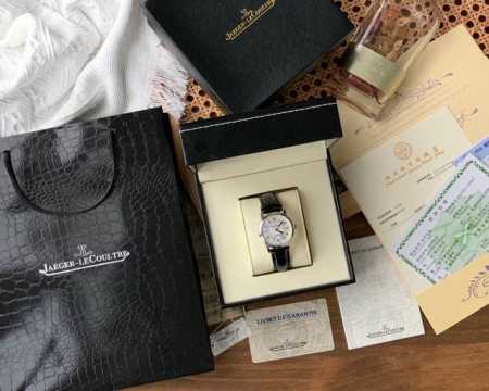 积家 约会大师 日历款 表盘：正品一致立体太阳纹路、台湾厂、标字浮现出立体效果！ 壳套：珠宝镶钻表壳、316L精钢、深度防水！ 玻璃：采用蓝宝石水晶表镜 针：进 - 点击图像关闭