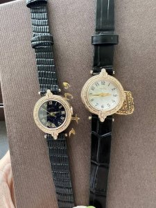 女人的高级感藏在一块精致的古董表里面！Agete30周年限定古董款手表，采用铸造制作技艺新作，匠心打造的纤细雕刻花纹，让人挪不开视线！花纹灵感源于月桂树，象征着