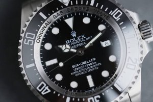 劳力士经典蚝式海使型黑鬼王 表身904L不锈钢打造注意市场大部分版本由于工艺问题最好的也只是使用316L不锈钢，虽然316的车床技能已经相当成熟了，对打磨抛光的