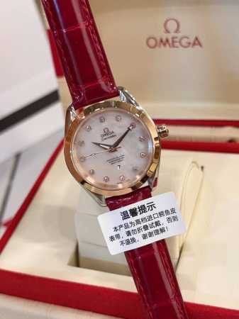 新品欧米茄海马系列 鳄鱼皮 白壳 金色 钻石圈20 专柜爆款，独家首发！ 欧米茄海马系列aqua Terra女士腕表环镶璀璨美钻，诠释精致迷人风范。 这款精钢腕 - 点击图像关闭