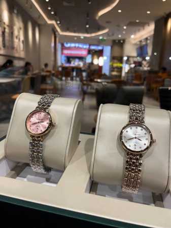 枚+20钻+30 欧米茄 简约大气女款 进口石英机芯 矿物质玻璃镜面 316L精钢表壳 直径28Mm厚8Mm 该款腕表备受女性喜爱，在不同的场合 映耀着她们各自 - 点击图像关闭