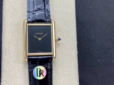 Dr工厂p出品！Tant Must坦克系列。Tank Must腕表直接从Tank Louis 腕表汲取灵感，线条轮廓更为接近历史表款。Tank Must的表耳饱