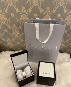 Gucci 超级经典好看的手表特别好看的Gucci 手表，表盘是那种在不同光下都会有不同颜色的光泽的，特别好看，表盘的厚度颜色随着光线都会变的越来越好看，皮带非