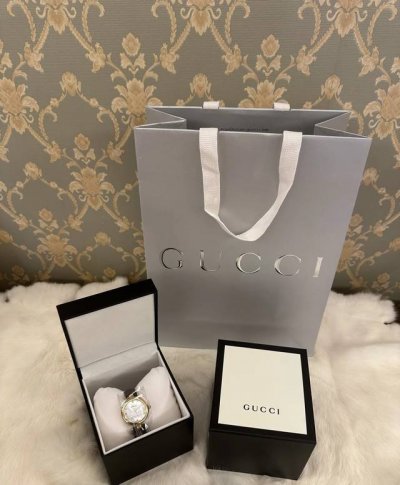 Gucci 超级经典好看的手表特别好看的Gucci 手表，表盘是那种在不同光下都会有不同颜色的光泽的，特别好看，表盘的厚度颜色随着光线都会变的越来越好看，皮带非