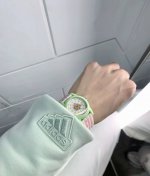 Fila 正品 正品 正品 这款手表配色简直了 苹果绿彩色拼接真嘟好有生命力！ 手表的表盘是圆形的 小巧可爱中间还有小熊 表带是多颜色组成条纹形状 真嘟好可爱啊