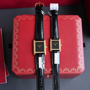坦克小金表大号尺寸33.725.5。小号尺寸29.522 -Tank腕表家族的代表作！灵感来源于当时的坦克造型，推出后一直备受欢迎，一直热门一直火，真正的经典永