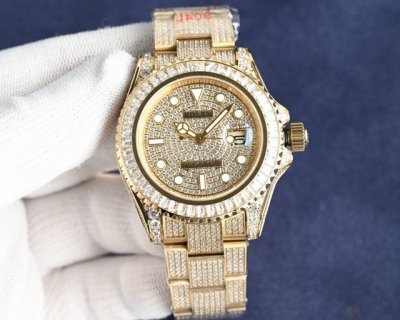 土豪版满钻迪通拿，Rolex劳力士满钻系列，耗时10个月改装满钻石男士款 搭载全自动机械机芯，精钢镶钻表壳 实心厚重钢带精选进口光彩闪耀钻 超强夜光 。 品牌：