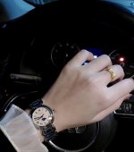 浪琴心月入门级女表首选，性价比超级高，颜值也在线，总之非常良心了！特别喜欢浪琴的烤蓝指针，据说工艺非常复杂，自行被赵丽颖代言之后，浪琴表的颜值节节飙升啊！！！