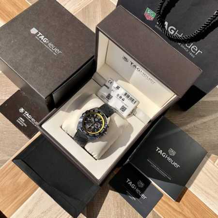 新款高颜值已上线！ 。Original Tagheuer 泰格豪雅F1系列，石英男士腕表 原单货！表面立体裁制，原装氟胶材质表带，细腻光滑且抗汗无廉价香味。六针 - 点击图像关闭