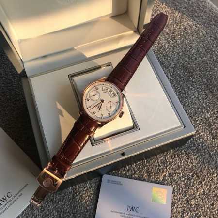 万国iwc 葡萄牙万年历、系列 Iw503502 葡萄牙之王镜面为双面防反光拱形边缘蓝宝石玻璃表镜，夜蓝色的表盘。年历的显示设计简洁利落，以三个独立的半圆形视窗 - 点击图像关闭