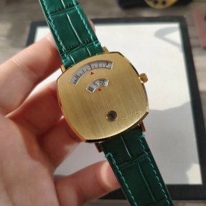 原盒:30 古驰guccl最新款，表面316L精钢，小牛皮表带，糖果绿色非常养眼，漂亮！款式设计独特有个性表径35Mm！欢迎下单！