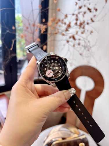 白 金 0升级版 原单品质 值得信赖 古驰 Gucci新款中性潜水表 时尚不失大气 男女皆宜 40 Mm表径 以品牌标志性 猫 图案和夜光显示为表盘 应用不锈钢
