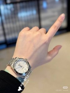 360 浪琴康卡斯白色贝母表盘，真的是温柔到骨子里。贝母独特的光泽随着光线变化闪烁，像是藏着星辰大海，优雅又梦幻。它简直就是百搭神器，不管什么风格的穿搭，它都能