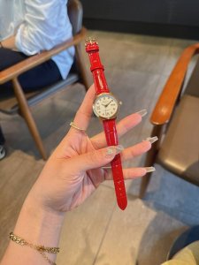 白 金 钢带+20 陶瓷+40 。 劳力士-精品女表携手而来，简约精致，品质精湛，热卖全城。采用进口石英机芯，顶级316精钢表壳，进口小牛皮表带，矿物质超强镜面