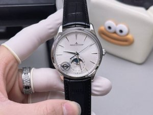 Z+ 最新力作 积家月相腕表~ 采用Cnc技术复刻对版密底发条盒 对比市场版本更接近正版 搭载925一体机芯 除了6点钟位置的月相显示 还配备有日期显示功能 表
