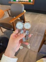 白 金 钢带+20 钻圈+20 欧米茄-Omega 女士腕表 进口石英机芯 316L精钢表壳 直径34Mm厚8Mm该款腕表备受女性喜爱，四季衣服搭配，尽显优雅在