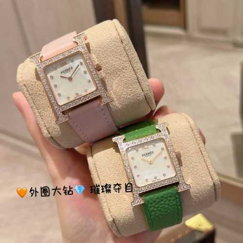 白钻 金钻 Heure H腕表 新款大钻石 “羽毛”镶钻 26X26Mm 白色天然珍珠母贝表盘，瑞士石英机芯，可自由搭配手拆卸意大利牛皮或美洲鳄鱼皮，不锈钢针扣