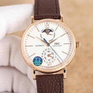 白 金 Gr新品。匠心打造！ Iwc柏涛菲诺系列Iw359001腕表是品牌推出的第一款配备全新自主研发全历模块的作品！ 而其他款式不同，此次表盘采用“上下双眼”