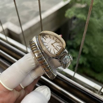 原单品质 V3升级版本 宝格丽Serpenti系列腕表！ 1表壳设计独特的三角造型，抽象的呈現出蛇头的形状！ 2直径35毫米，适合一般女性手腕佩戴！ 3表冠镶嵌