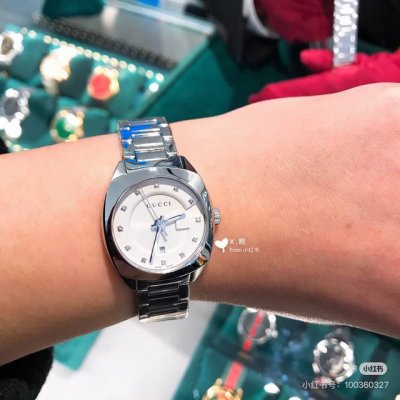 经典永不过时 DDD Gucci经典方圆女士腕表，黑白两色，百搭耐看。 DDD 刻度镶嵌12颗小颗粒钻石，干练而优雅 DDD