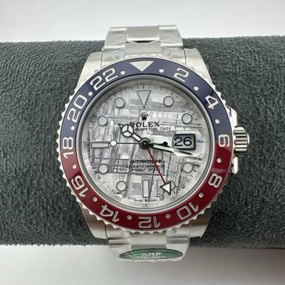 劳力士红蓝可乐圈Gmt格林尼治V3升级版。Arf用开模的样版一起拍照对比，追求极致，跟原装一样用紫外线照射能变红的圈口，更加通透无限接近的版本，采用一致904L