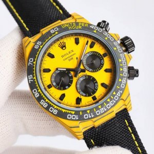 劳力士Rolex-宇宙计时迪通拿系列之碳纤维定制版，腕表不仅佩戴轻便，外表坚硬。且每一只腕表都拥有独一无二的碳纤花纹材质。 表壳 腕表尺寸40X12.4吻合原装