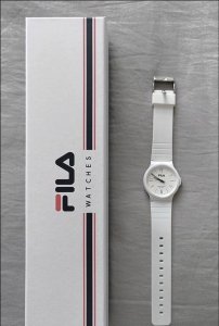 Fila斐乐 Woo！就是斐乐这块小手表 月光白的配色上手尊嘟Hin戳我呀 干干净净的我觉得蛮百搭的 戴上休闲又显气质一整个白月光 我觉得女孩子戴可以的