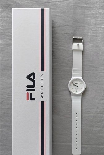 Fila斐乐 Woo！就是斐乐这块小手表 月光白的配色上手尊嘟Hin戳我呀 干干净净的我觉得蛮百搭的 戴上休闲又显气质一整个白月光 我觉得女孩子戴可以的
