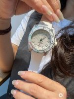 升级版原单品质 古驰 Gucci新款中性潜水表，40 Mm表径，以品牌标志性“猫”图案和夜光显示为表盘。应用不锈钢材质，经缎面拉丝润饰，并搭配与表盘配色一致的橡