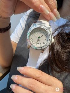 升级版原单品质 古驰 Gucci新款中性潜水表，40 Mm表径，以品牌标志性“猫”图案和夜光显示为表盘。应用不锈钢材质，经缎面拉丝润饰，并搭配与表盘配色一致的橡