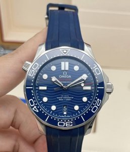 欧米茄海马系列210.32.42.20.03 1 海马300 蓝盘 胶带 自动机械 42Mm 透底8800机芯 24年全套 现货好价 欢迎咨询～