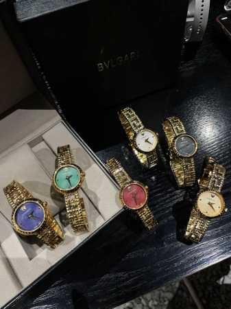 白 金 新款 范思哲 Versace V-Code Lady系列，表径36Mm，希腊回纹铺满表盘与表圈，12时位美杜莎视线聚焦，沿用品牌经典希腊回纹元素，线条勾 - 点击图像关闭