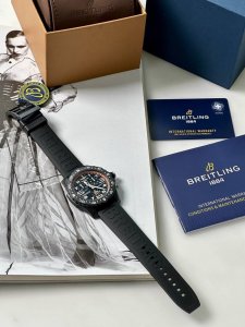 百年灵特别款上市！批 百年灵全碳纤维六针计时腕表 上手很轻很舒服 11颜色 这款女生戴也非常帅 绝对的独家款 原装机芯 双向旋转表圈 蓝宝石水晶玻璃 非旋入表冠