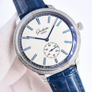 Sj出品 白壳 金壳 钻50 Tw 市场最高版本 格拉苏蒂 原创复古系列 R69 强势来袭！首次推出的单独搭载6字位小秒盘的腕表！精彩细节如下： 1腕表表径42