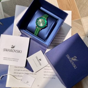 专柜最新款！Swarovski施华洛世奇octea Nova系列石英腕表，表盘颜色青春靓丽，蜥蜴纹的意大利小牛皮表带，与太阳纹表盘颜色交相呼应，灵动跃然而出，展