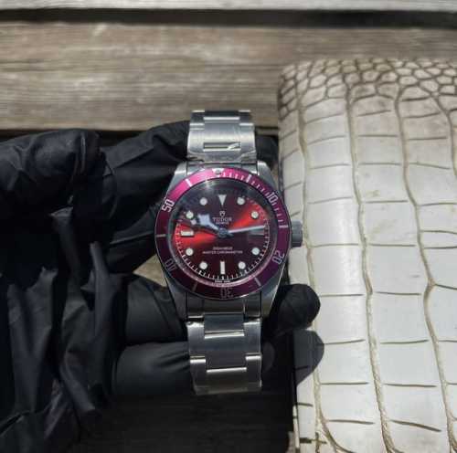 皮带 钢带690 帝舵 Tudor 碧湾型系列 搭载全自动机械芯 尺寸：42Mm 镀膜玻璃 精钢表带原装扣 复古帝陀 全新演绎