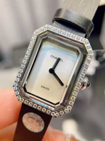 银钻 .金钻 独家实拍，认准品质与细节 香奈儿 Chanel Première Velours 系列腕表。表盘上没有秒针，没有数字，也没有时标，令你随心感觉时间 - 点击图像关闭