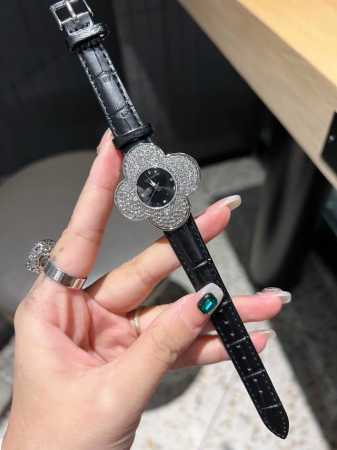 新款lv四叶草 -气质女士腕表，表壳独具匠心的创意、轻盈舒适，表带蝴蝶扣实心钢带，完美贴合女性的纤细玉腕，尺寸32Mm - 点击图像关闭
