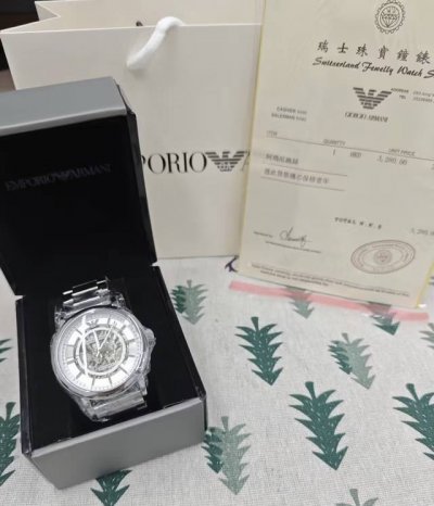 Ar60007 阿玛尼机械钢带的手表： 全新未拆封， 没有使用过， 之前出去玩的时候买的， 买回 来就一直放柜子里放着了，平时也没有特别多带手表的习惯。 就一直
